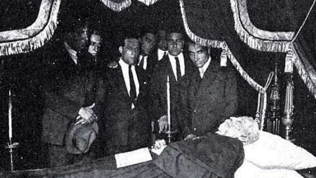 10 de junio de 1926, muere Antonio Gaudí, rodeado de sus colaboradores, después de recibir los últimos ritos, atropellado por un tranvía