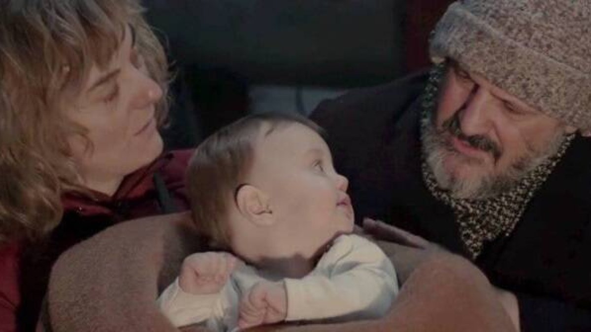 En la película Pan del Cielo, unos mendigos encuentran un bebé... pero resulta que, misteriosamente, mucha gente no es capaz de verlo