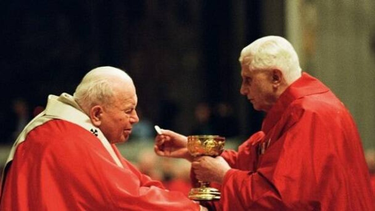 El entonces cardenal Ratzinger, luego Benedicto XVI, dando la comunión a Juan Pablo II, ya enfermó