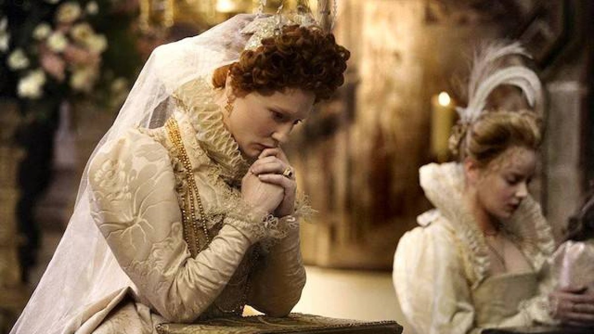 Cate Blanchett encarnó a Isabel I en «Elizabeth: la edad de oro» (2007), de Shekhar Kapur. En segundo plano, Abbie Cornish en el papel de Bess Throckmorton, Lady Raleigh, su dama de compañía.