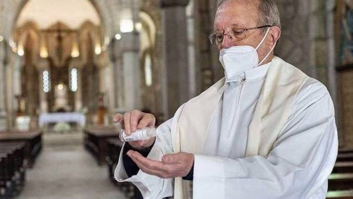 La utilización de geles desinfectantes antes y después de misa se generalizará en todos los templos. Foto: Campaña Mascarillas por la fe. Archidiócesis de Madrid.