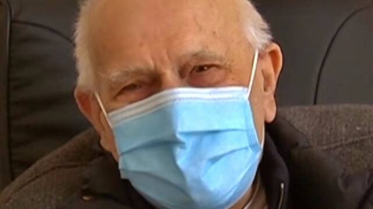 El doctor Chenay pasó consulta físicamente incluso en plena pandemia. Ahora, tras pasar la cuarentena, lo hace por teléfono e internet y sigue visitando una residencia de ancianos misioneros.