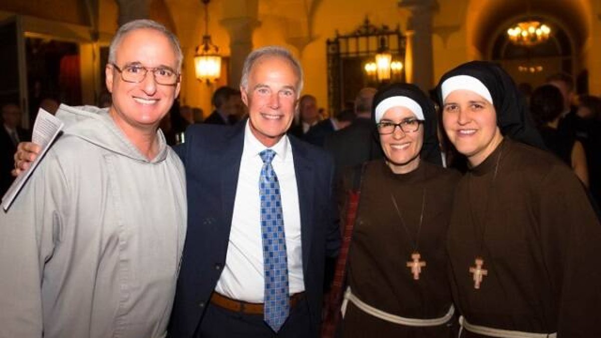 Jeff, en el centro de la imagen junto a miembros de las órdenes que están asociadas al Instituto de Vida Religiosa