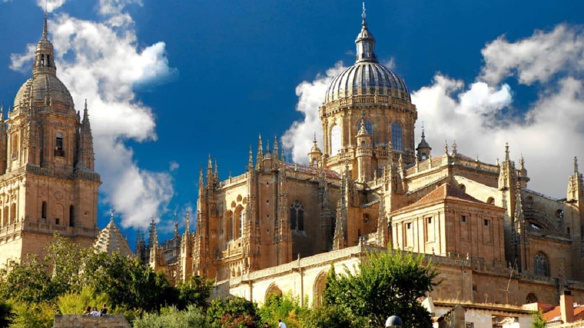 La catedral de Salamanca tiene un aforo de cientos de personas, pero a partir de ahora sólo 25 personas podrán acudir a misa