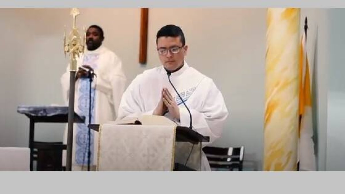 Boris Castillo, como diácono, proclama el Evangelio en la Santa Misa