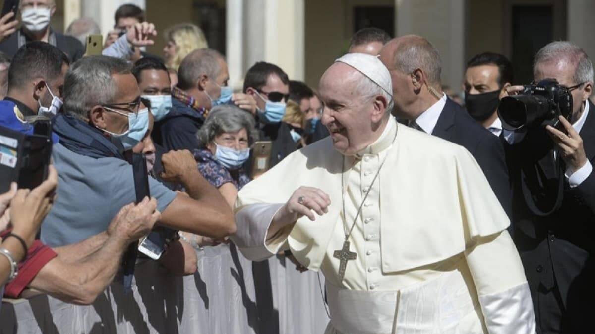 El Papa celebró la audiencia en el patio de San Dámaso con una presencia limitada de fieles / Fotos- Vatican Media
