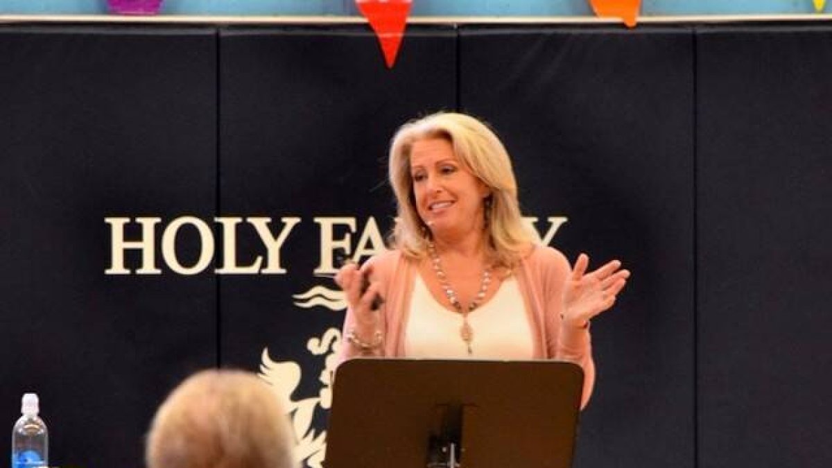 Kendra, durante una de sus charlas motivadoras para la conversión a Dios por la aceptación de su plan para cada uno de nosotros.