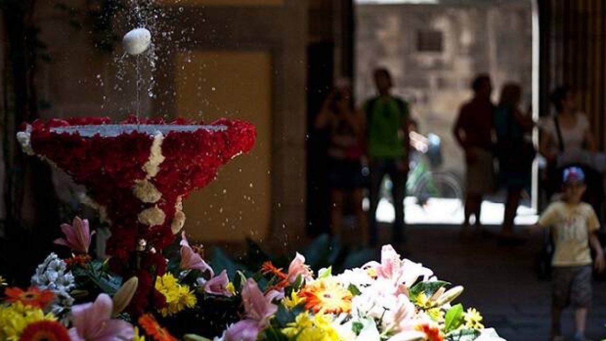 L'ou com balla es tradicional durante el Corpus de Barcelona - el huevo simboliza la Hostia elevada y la fuente roja el Cáliz