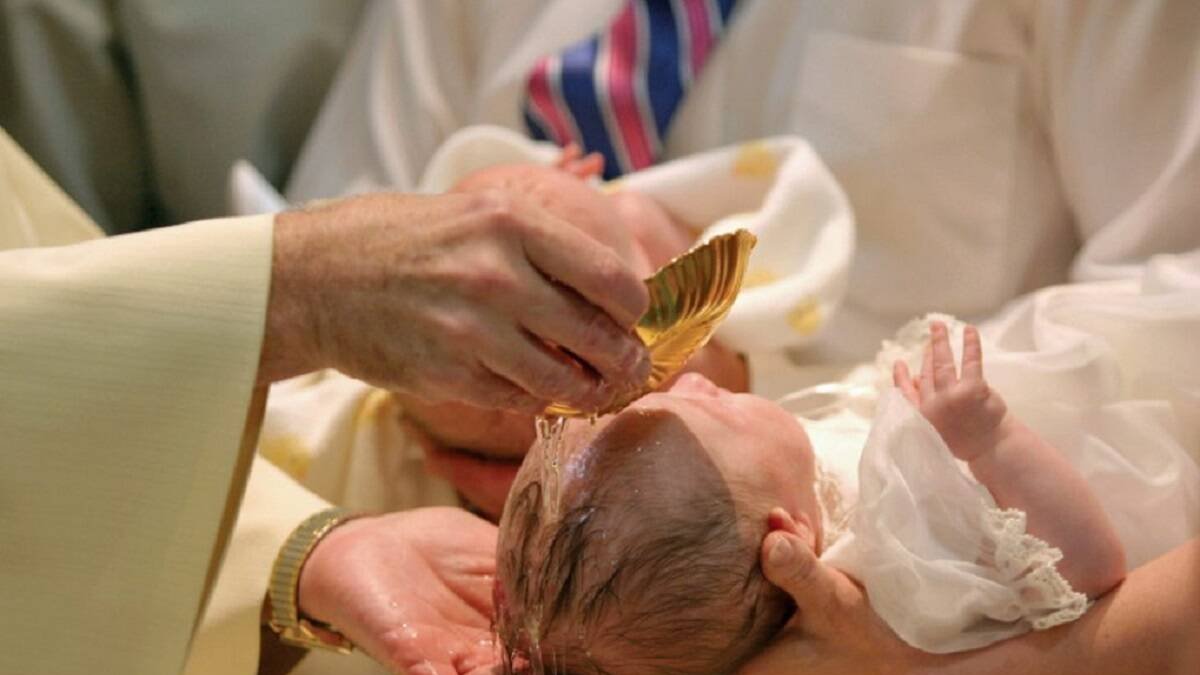 La nota doctrinal explica por qué no está permitido alterar la fórmula del Bautismo