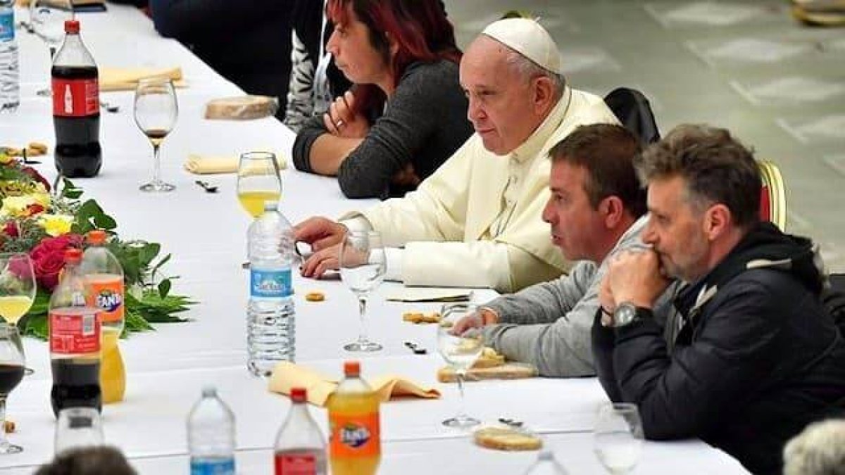 Francisco, en una comida en el Aula Pablo VI con personas sin hogar, en noviembre de 2019.