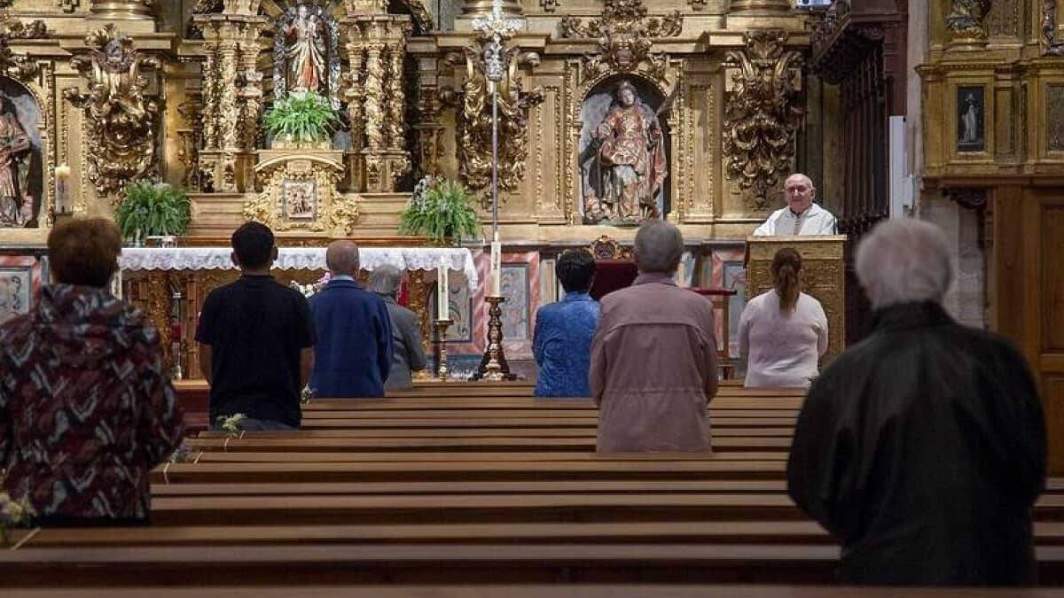 Muchas de las iglesias de Madrid verán de nuevo reducido su aforo a un tercio este domingo.