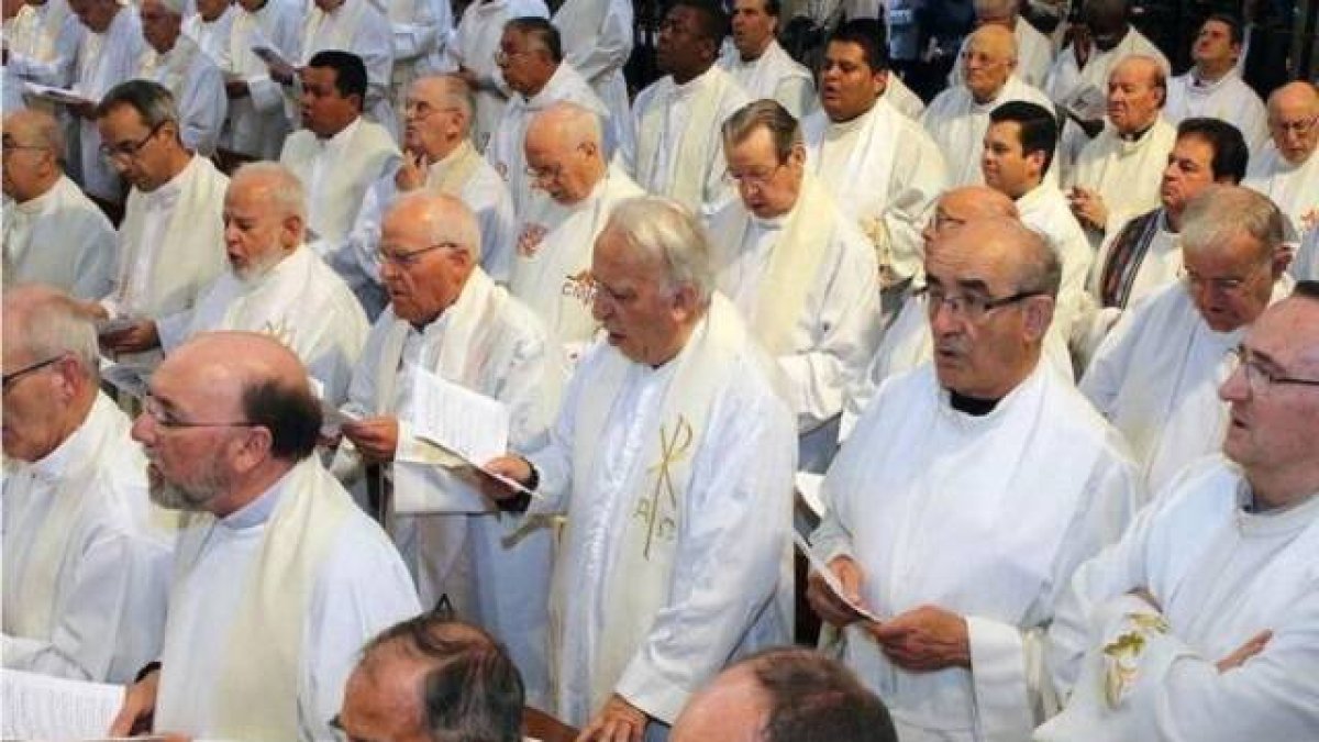 Sacerdotes de Segovia durante una misa crismal en la catedral / El Norte de Castilla