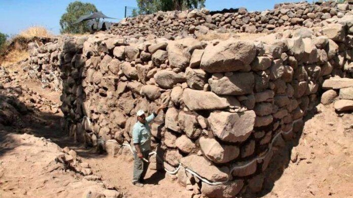 Un miembro del equipo de excavación, junto a las ruinas de Betsaida.
