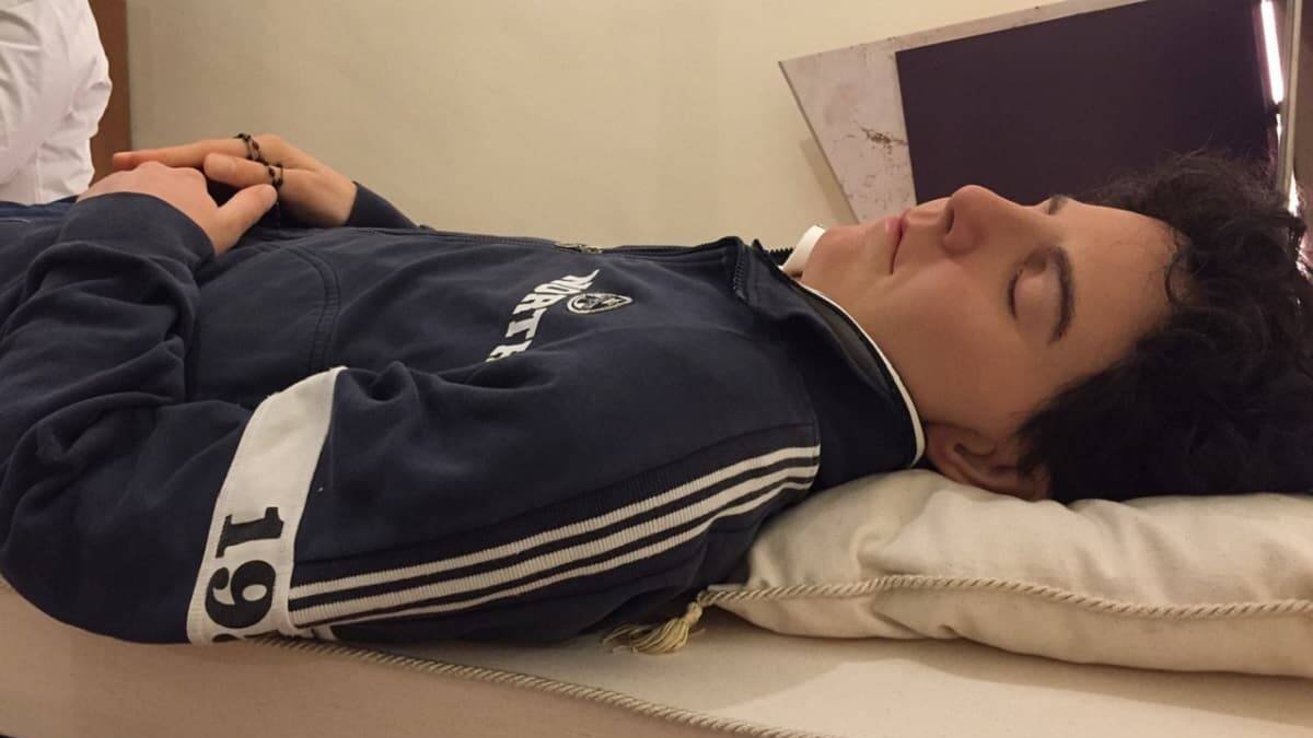 Así se muestra el cuerpo de Carlo Acutis, cuyo cuerpo ha sido exhumado prácticamente intacto.