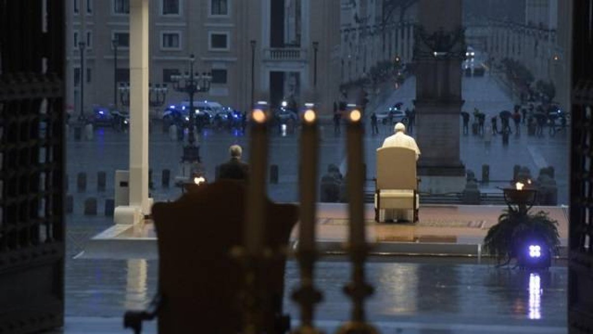 Las imágenes que dejaron la bendición Urbi et Orbi muestran la situación excepcional que vive el mundo por el coronavirus / Vatican Media
