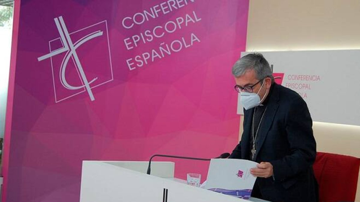 El obispo Argüello compareció en rueda de prensa tras la reunión de la Comisión Permanente de la Conferencia Episcopal Española / CEE