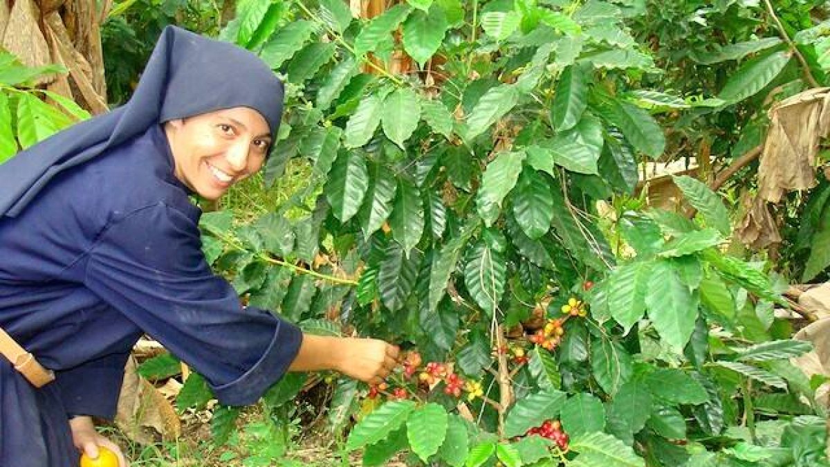 La hermana Estela es educadora y acaba de publicar un libro en forma de novela sobre el abordaje formativo de la adolescencia.
