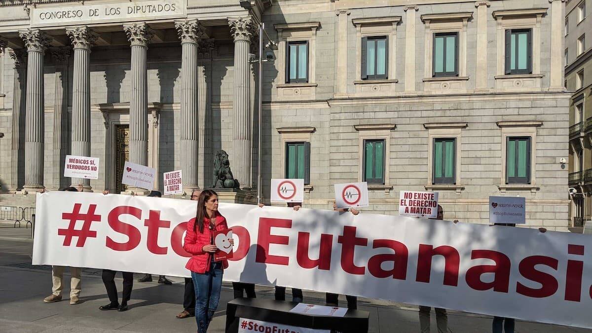 Concentración de rechazo a la eutanasia ante el Congreso de los Diputados. Foto: Derecho a Vivir.