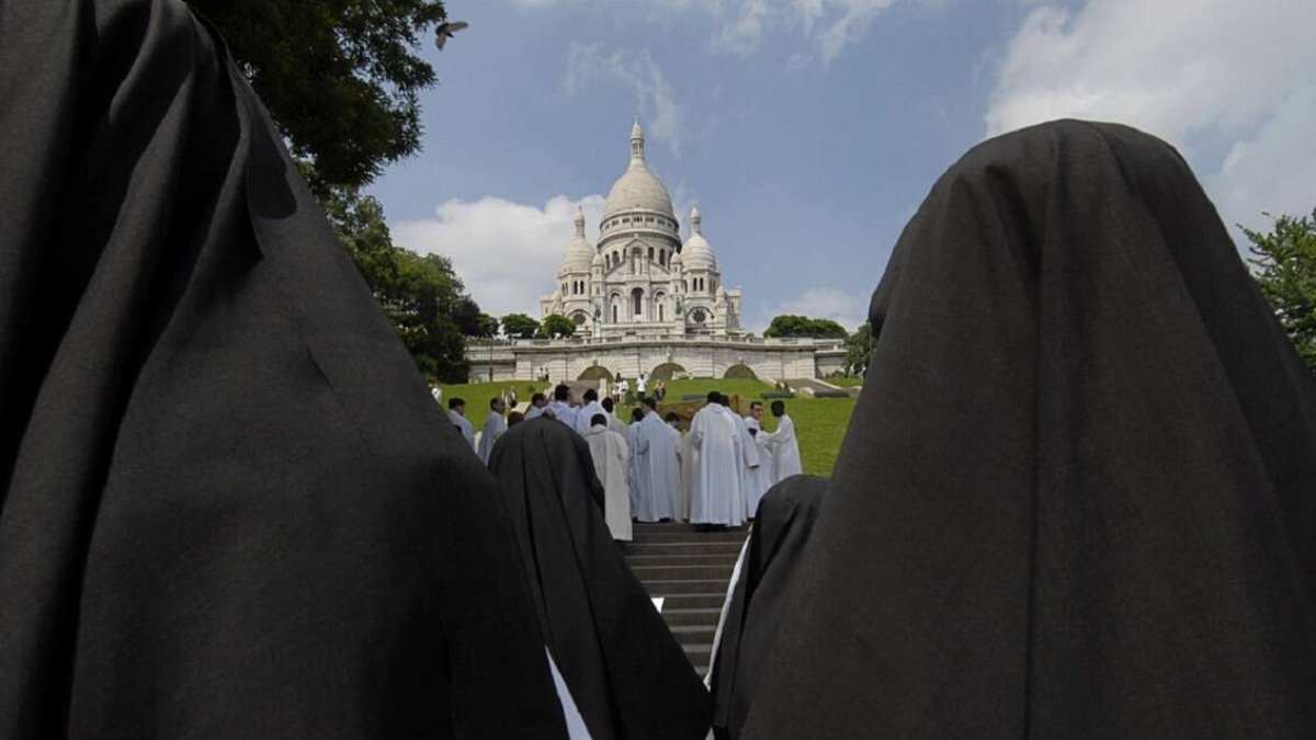 Religiosas benedictinas son las encargadas de que adorar a Cristo en el Sacré-Coeur.