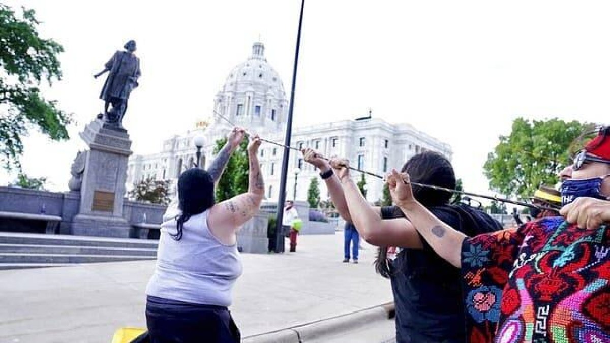 Activistas indigenistas derriban la estatua de Cristóbal Colón ante el Capitolio de Minnesota, en St Paul, el 10 de junio. Foto: Leila Navidi / AP.