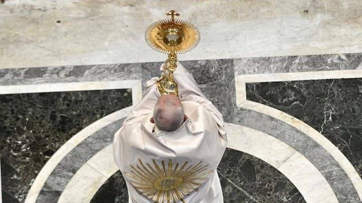 La Eucaristía es la memoria que, con su Presencia, nos deja Dios de su amor, y por eso sana todas nuestras heridas, dijo el Papa en su homilía y en el Angelus posterior.