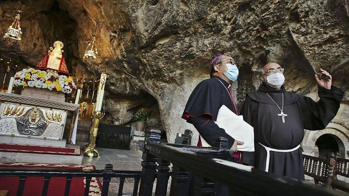Sanz Montes muestra al nuncio Auza la gruta de la Virgen en Covadonga