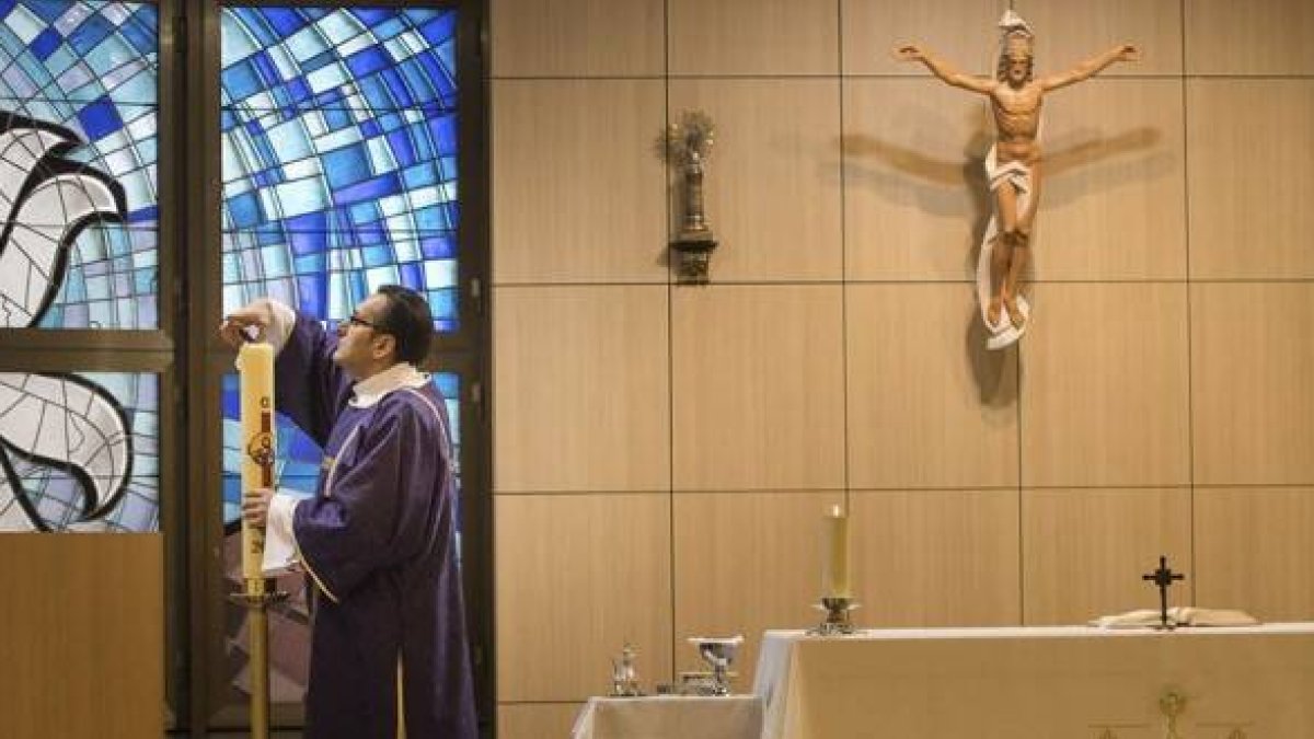 En España, los capellanes de tanatorio cada vez adquieren más relevancia en la despedida a los difuntos, mientras las parroquias pierden terreno