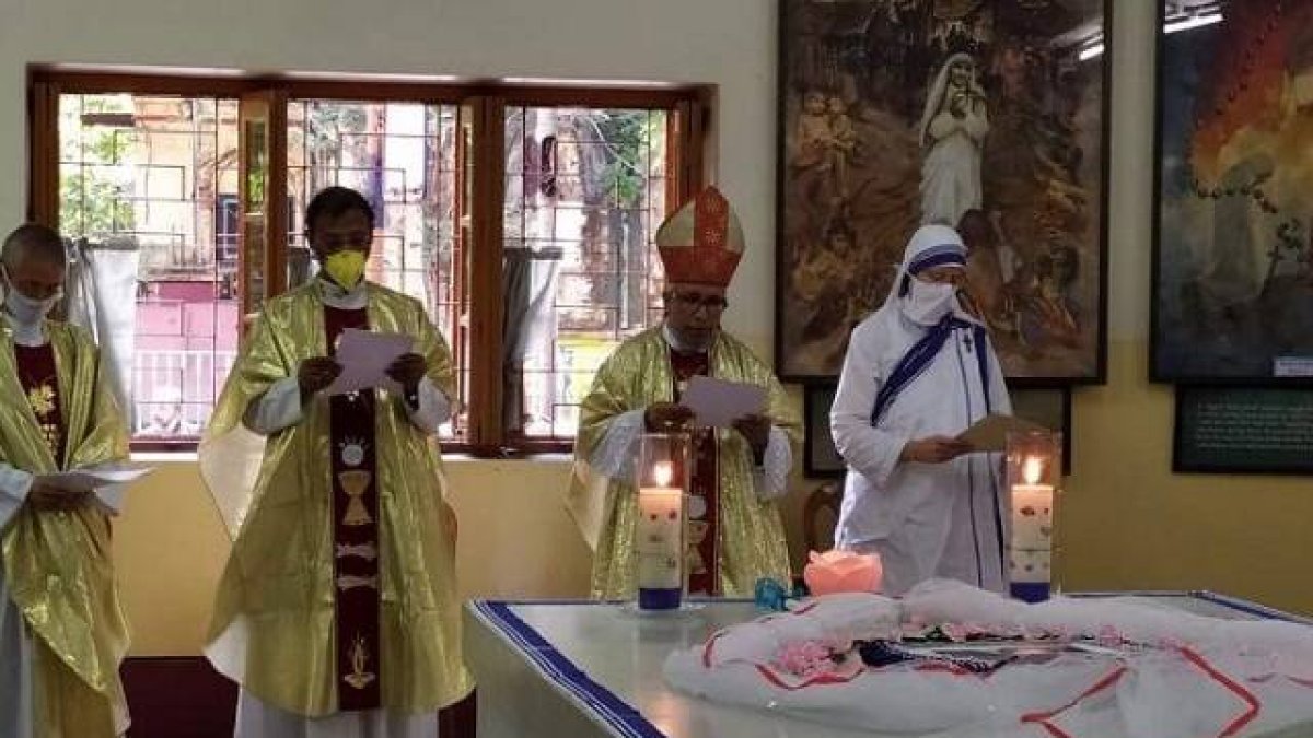 El arzobispo de Calcuta celebró la Eucaristía delante de la tumba de Santa Teresa de Calcuta