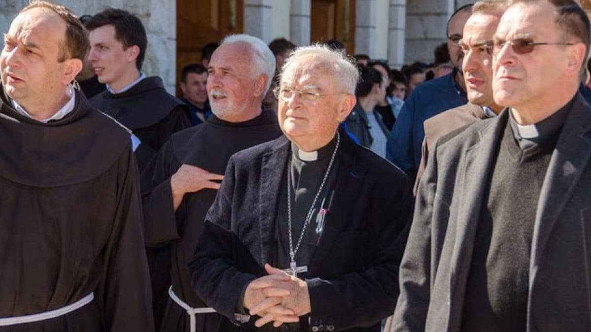 Monseñor Hoser, junto a los franciscanos en una de las primeras visitas que hizo a Medjugorje
