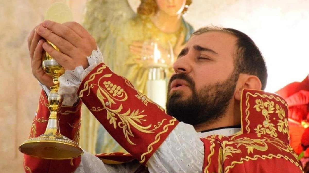 El padre Bedros, sirio de origen armenio, está ahora en Erevan, donde está viviendo el conflicto con Azerbayán