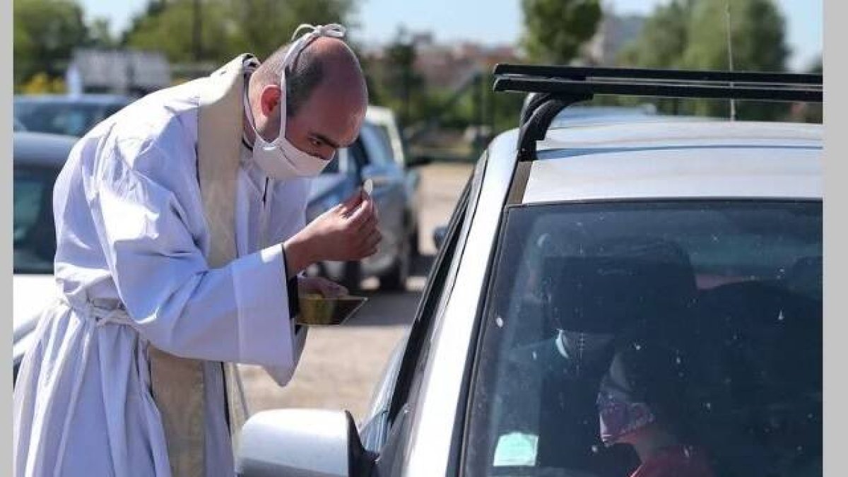 Misa on drive de Chalons - repartieron la comunión a los coches que encendían las luces de emergencia