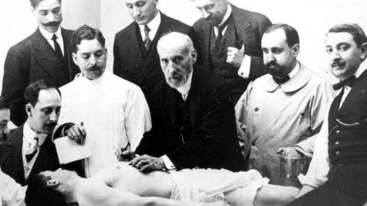 Ramón y Cajal con sus discípulos en una disección en 1915... hasta 1920 no se inauguraría su laboratorio, hoy Instituto Cajal
