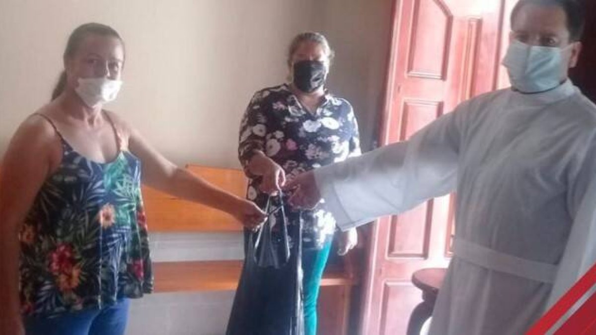 Un clérigo entrega lotes de comida en San Juan de los Lagos, México, a través del programa DonaDespensas.mx