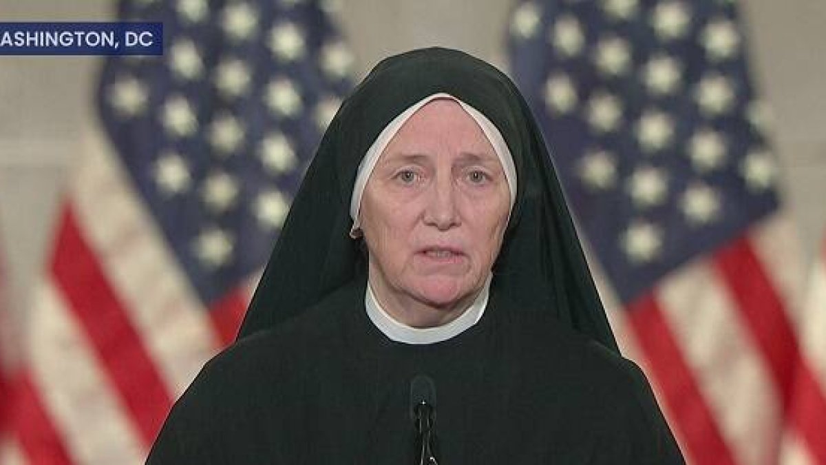 La religiosa, que ha ostentado el cargo de coronel en el Ejército, ayuda a los más pobres y revierte abortos