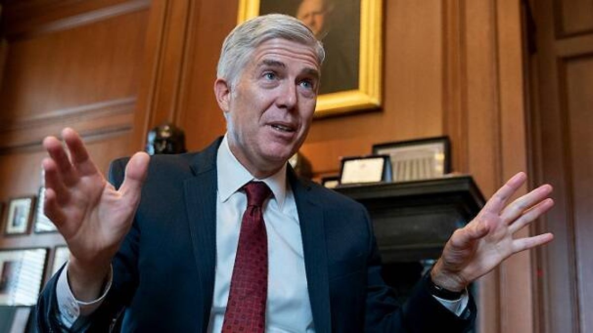 El juez Gorsuch ha declarado que no hay que limitar las leyes a la imaginación de sus autores... ni al diccionario, parece... en la práctica, redefine las palabras