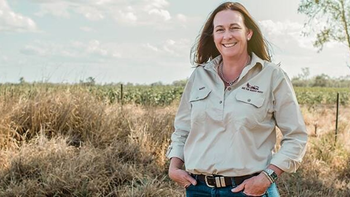 Mary O Brien trabaja por prevenir depresión y suicidio entre los hombres de campo - en su camisa, el emblema del granjero con tractor enfangado