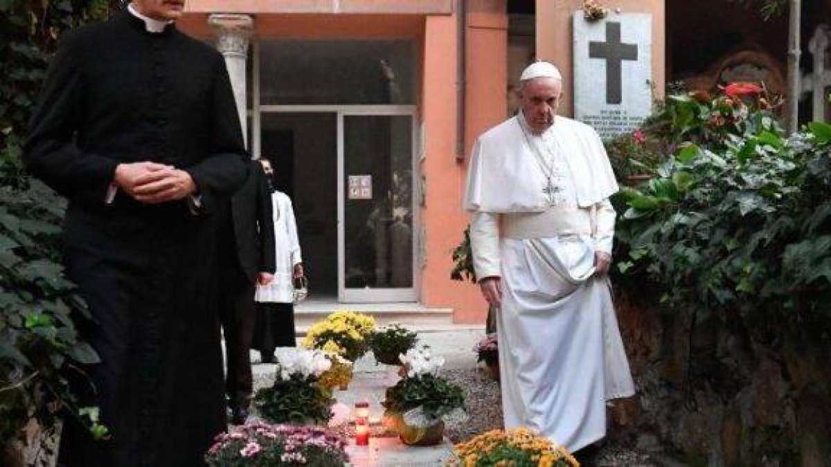 El Papa Francisco en este lunes de Fieles Difuntos en el Cementerio Teutónico del Vaticano, con el rector del Colegio Teutónico