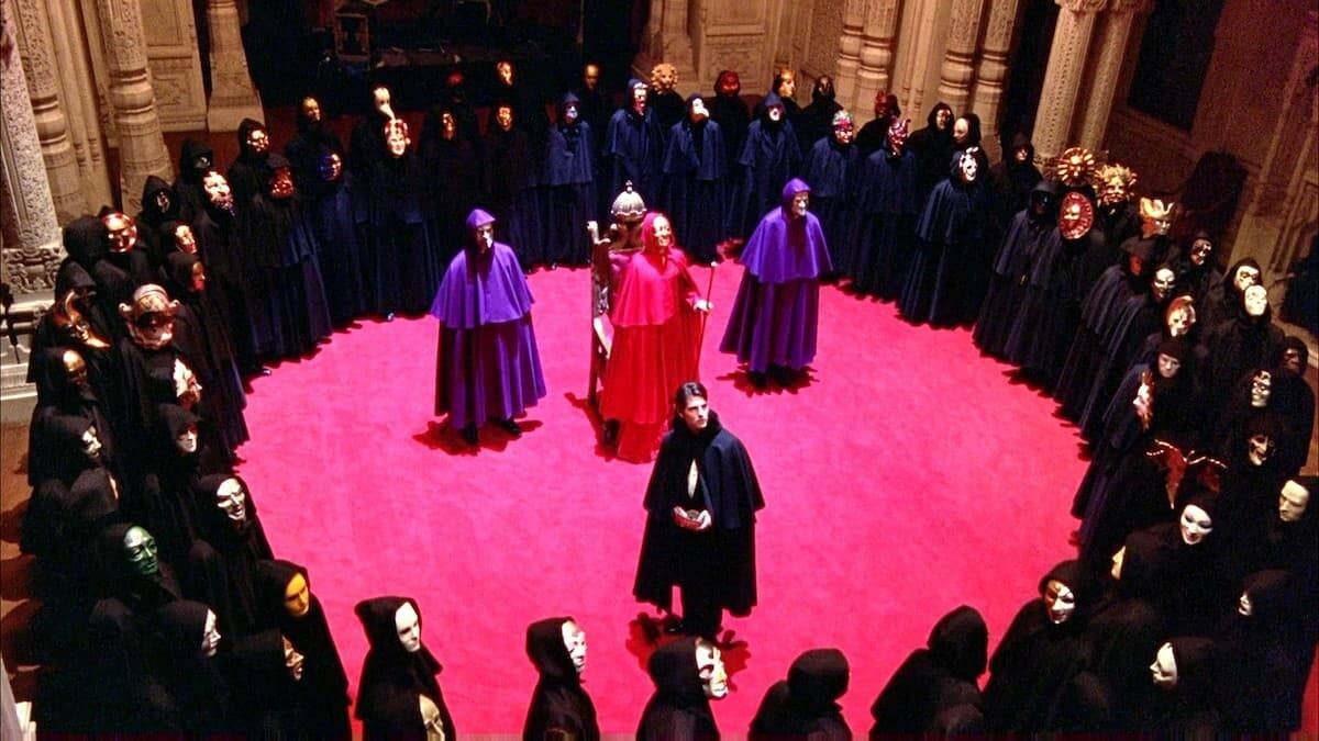 El padre Olmi cita «Eyes Wide Shut» (1999), de Stanley Kubrick (con Tom Cruise y Nicole Kidman), como un referente icónico del dominio mundialista: se rodó en una mansión de los Rothschild.