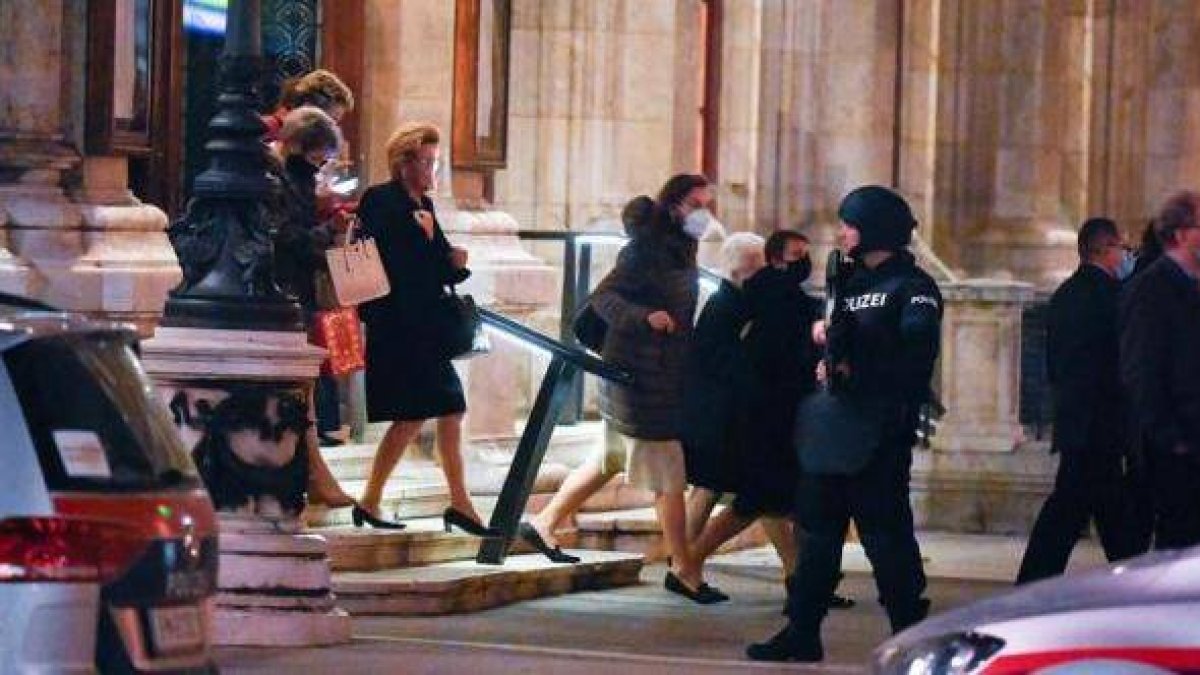 La policía saca a la gente de la Ópera de Viena a raíz del atentado el lunes por la noche