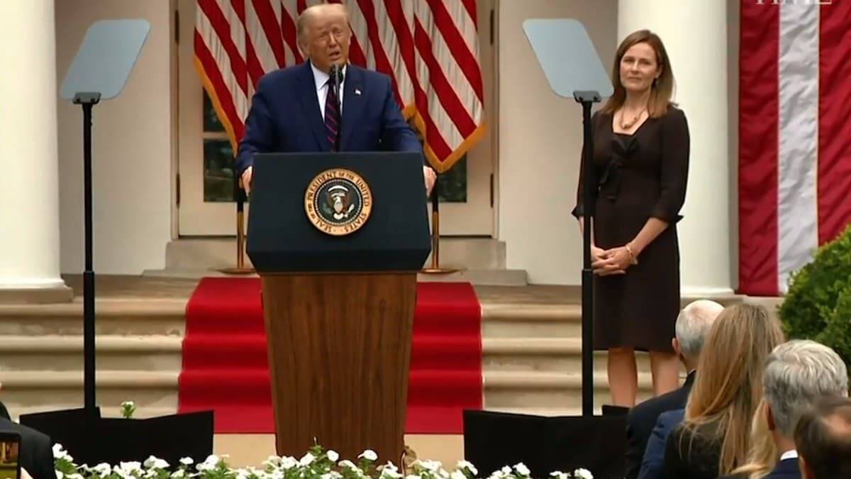 El 26 de septiembre, Donald Trump presentó oficialmente en la Casa Blanca a la juez Amy Coney Barrett como su propuesta para el Tribunal Supremo, pendiente de confirmación por el Senado.