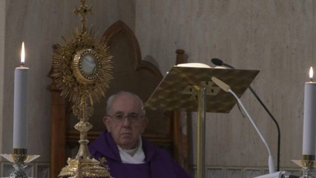 El Papa Francisco adora el Santísimo Sacramento en la misa de hoy