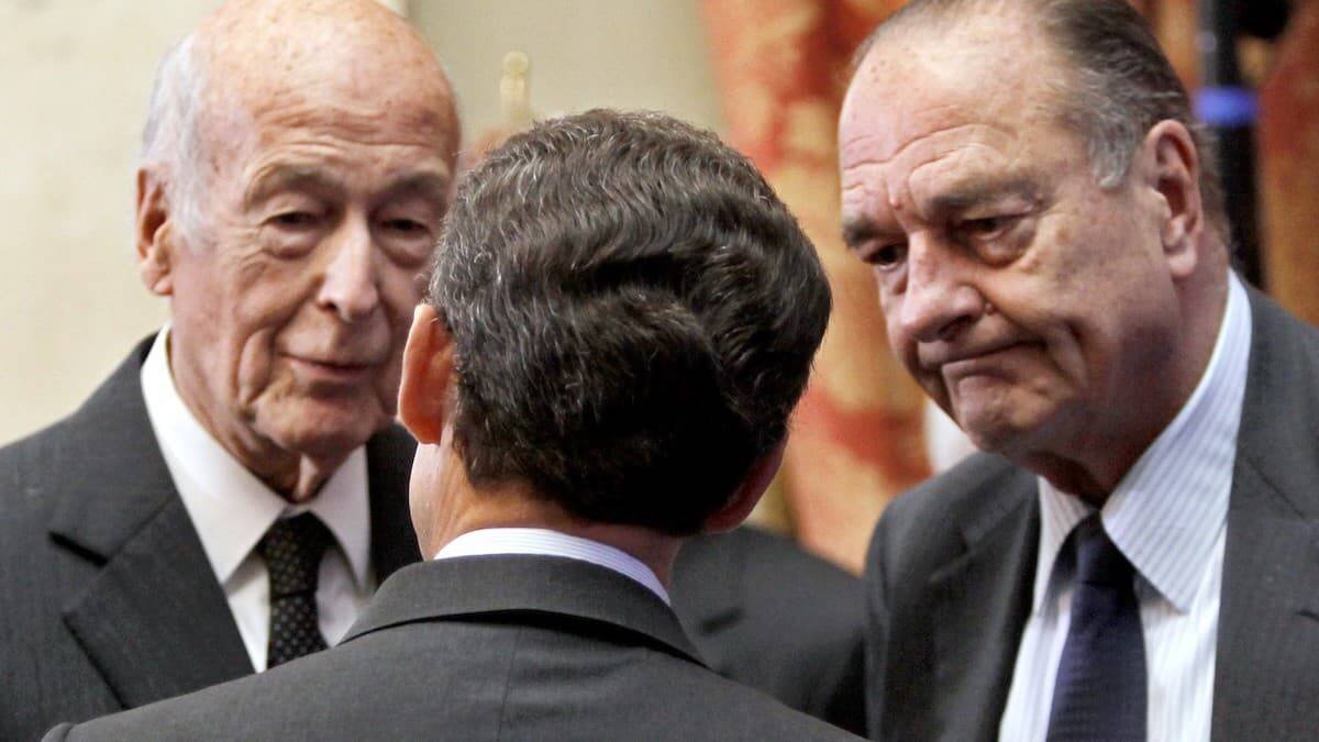 Valéry Giscard d'Estaing (izquierda de la foto) conversa con Jacques Chirac (derecha) y Nicolas Sarkozy (de espaldas). Foto: AFP.