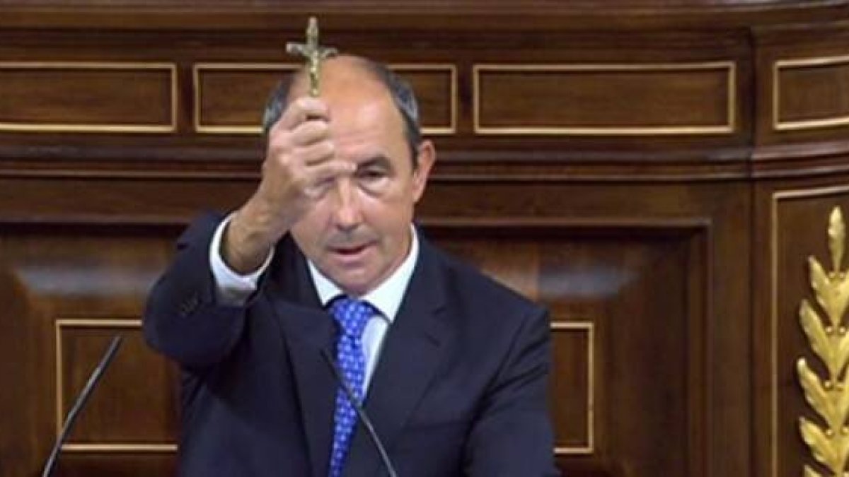 El diputado por Sevilla Fco. José Contreras alza en el Congreso la cruz, reliquia de sangre, de su tío abuelo Rafael, sacerdote, mártir en Baena, que pronto beatificado por la Iglesia