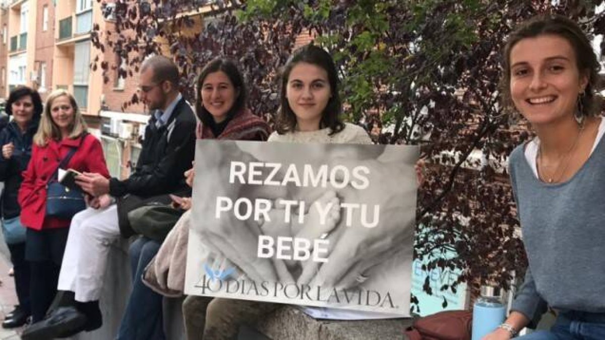 40 Días por la Vida - simplemente ir delante de un centro abortista a rezar, confiar en Dios