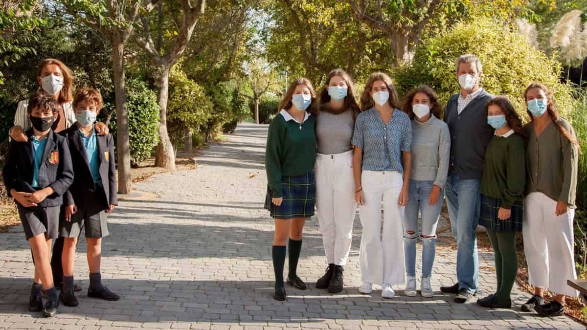 Fernando y Luján tienen 8 hijos, y han elegido para ellos colegios concertados de educación diferenciada. / Fotos- El Español