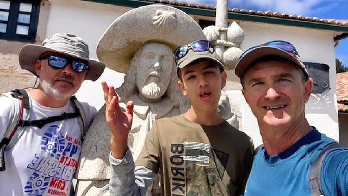 Álvaro, en el Camino de Santiago, con Ildefonso, su padre, a su izquierda y su amigo Paco a su derecha.