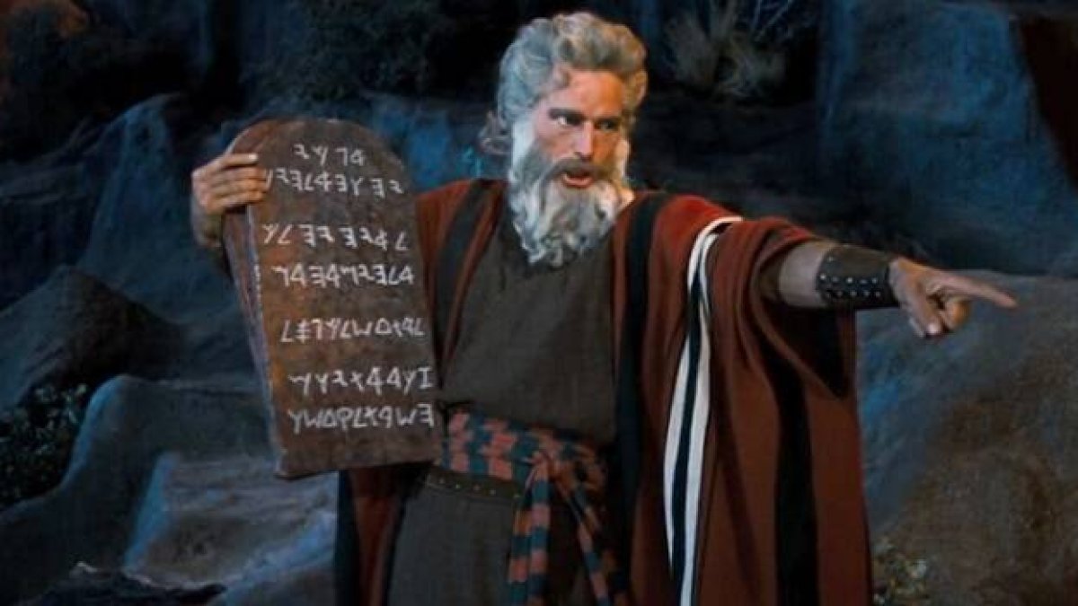 Moises regaña a su pueblo y a veces discute con Dios, pero no abandona a ninguno de ellos y hace de puente e intercesor