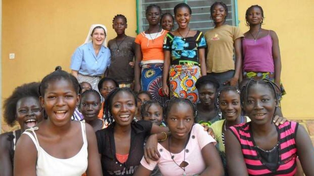 Los misioneros dejan su país y familias para servir toda su vida enraizados en otras naciones lejanas, imitando a Jesucristo