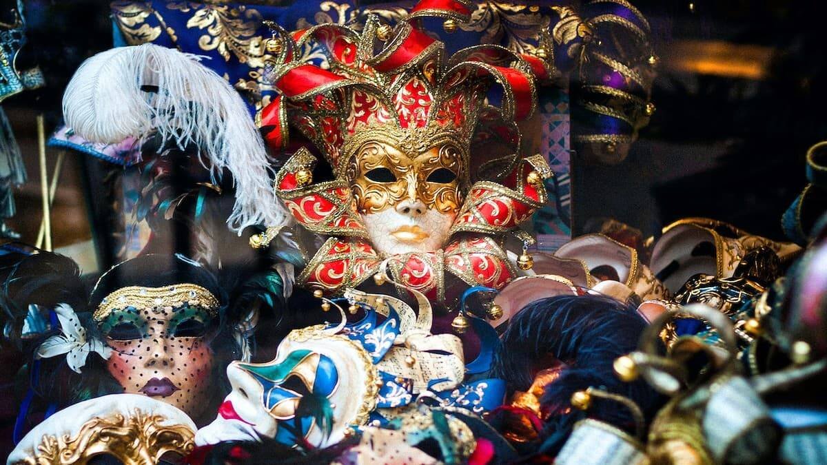 Para las personalidades «líquidas», la norma es la conducta y la conducta es la norma. Pura hipocresía. Imagen: Llanydd Lloyd / Unsplash.