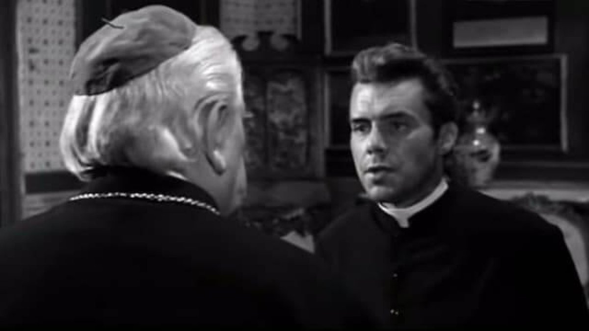 Dirk Bogarde en «El ángel vestido de rojo» (1960), película de Nunnally Johnson basada en una novela de Bruce Marshall.